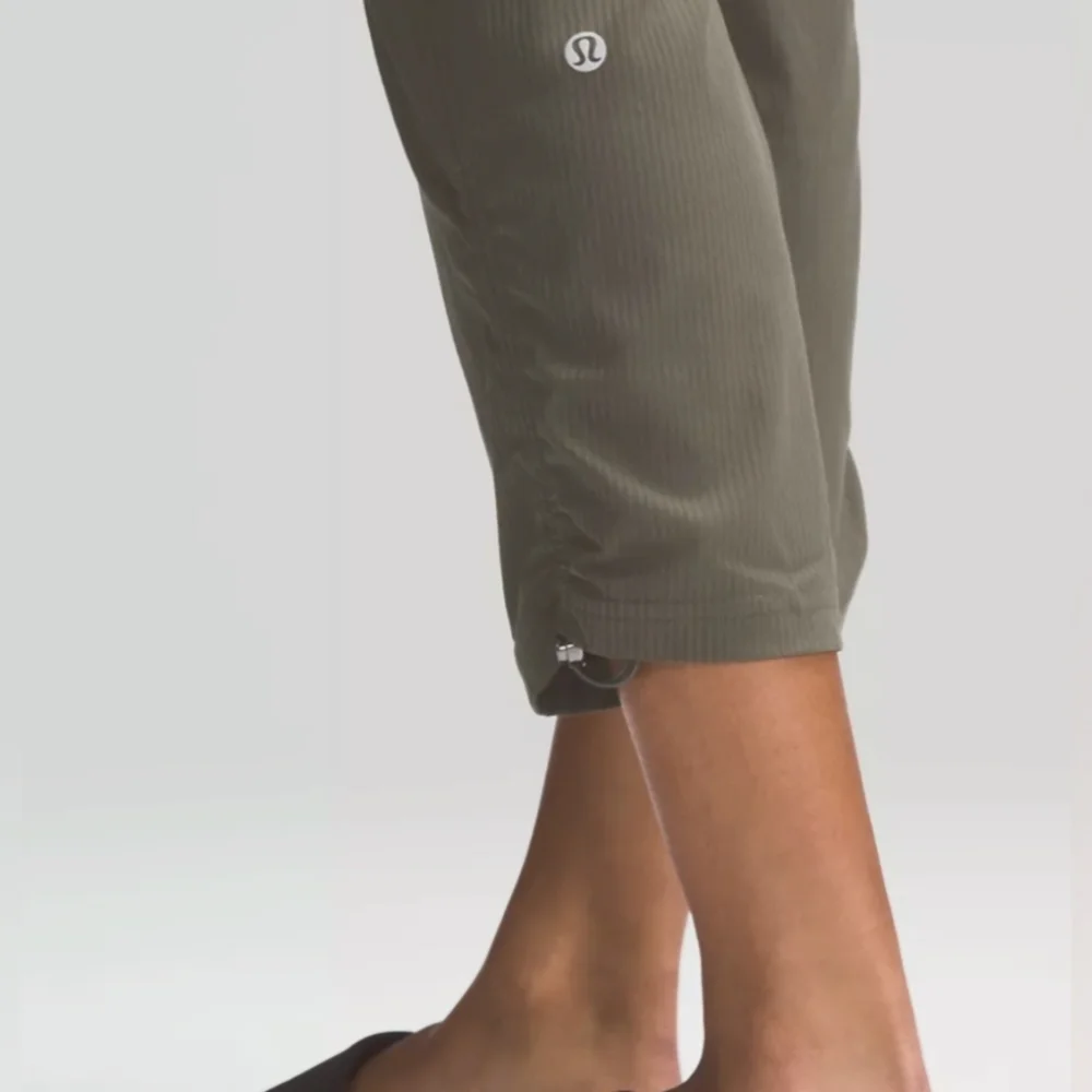 Lululemon Dance Studio Mid-Rise Green- Grey Cropped Pants Size 6 - Picture 3 of 13